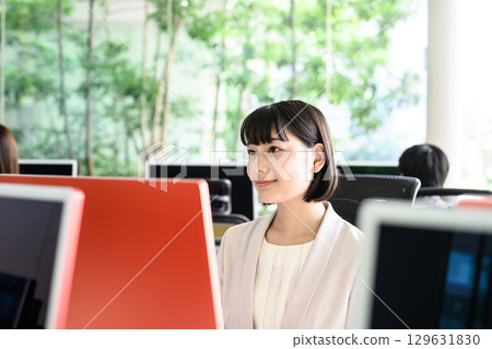 Woman working in a stylish office 129631830