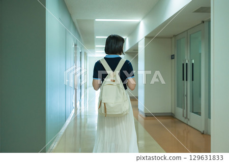 一名女子走進設施內 129631833