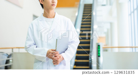 穿著白大褂的人的肖像 129631835