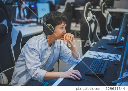 男學生在遊戲電腦上玩遊戲 129631844