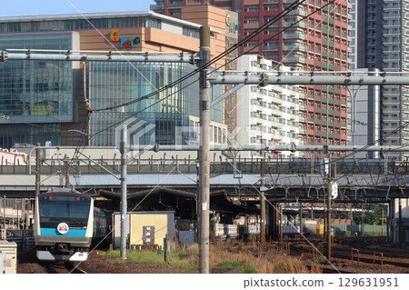 京濱東北線E233系列列車抵達川口站（埼玉縣川口市） 129631951