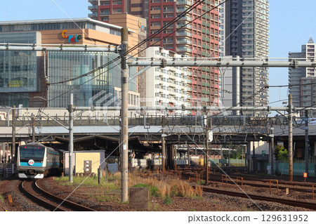 Keihin-Tohoku Line E233 series train arriving at Kawaguchi Station (Kawaguchi City, Saitama Prefecture) 129631952