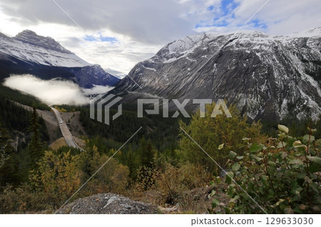 Drive through the beautiful Canadian Rockies 129633030