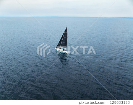 無人機空中拍攝的漂浮在海上的遊艇 129633133