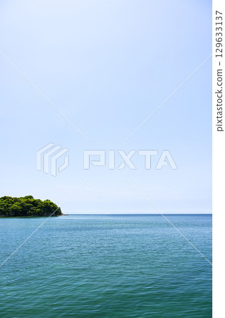 藍色的大海和天空的地平線 藍色的大海和天空的地平線 129633137