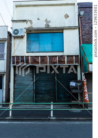 Deserted shops and the eaves of bankrupt businesses 129633681