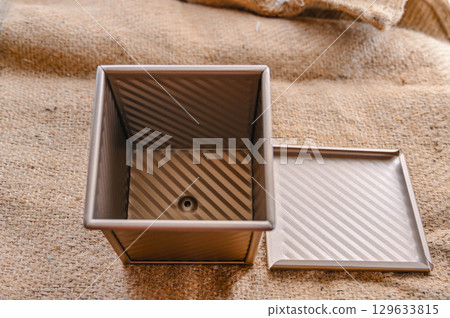 Fluorine-coated bread mold 129633815