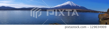 Lake Yamanaka and Mount Fuji 129634909
