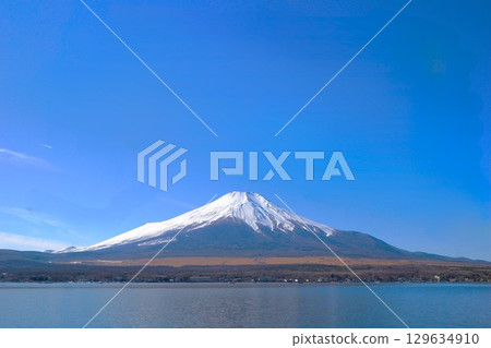 Lake Yamanaka and Mount Fuji 129634910