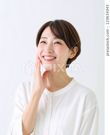 穿著白襯衫的微笑年輕女子 129634945