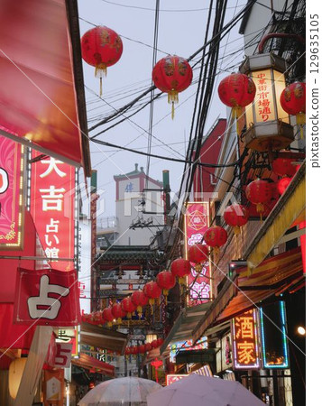 雨中的中華街（神奈川縣橫濱市） 129635105