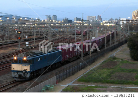 岡山貨運站出發的伯備線貨運列車（EF64 1000號牽引） 129635211