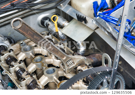 Using an adjustable wrench to remove the cam pulley Using an adjustable wrench to remove the cam pulley 129635506