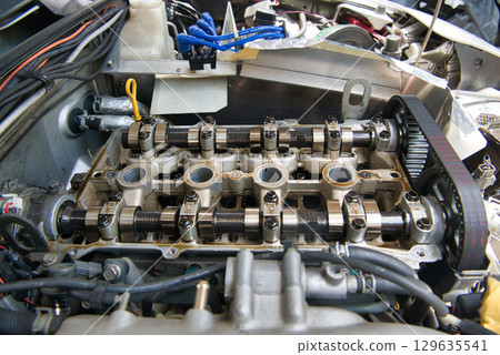 Inline 4-cylinder engine with tappet cover removed 129635541