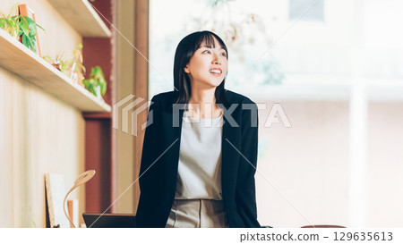 微笑的女人/女商人 微笑的女人/女商人 129635613