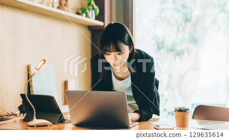 Woman/businesswoman using a computer in the office Woman/businesswoman using a computer in the office 129635614