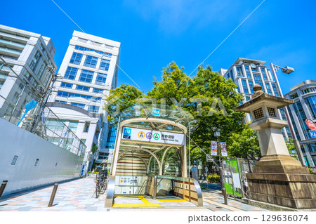 日本東京城市景觀，包括表參道交叉路口和表參道車站 129636074