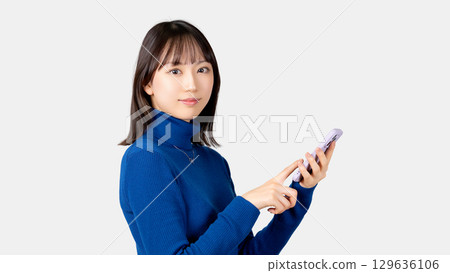 Smiling woman/businesswoman holding a smartphone 129636106