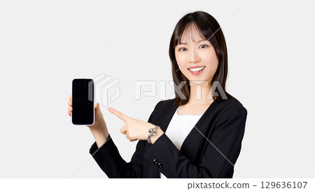 Smiling woman/businesswoman holding a smartphone 129636107