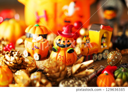 充滿鬼魂的熱鬧萬聖節派對形象 129636385