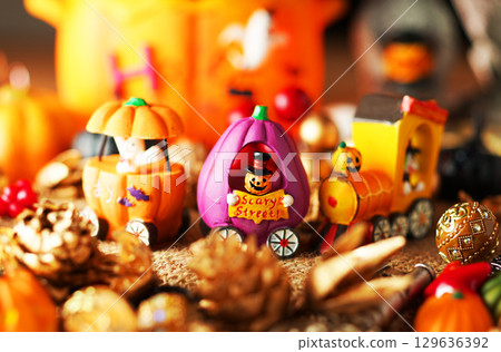 充滿鬼魂的熱鬧萬聖節派對形象 129636392