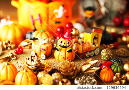 充滿鬼魂的熱鬧萬聖節派對形象 129636394