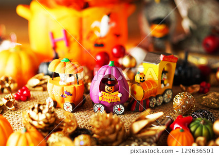 充滿鬼魂的熱鬧萬聖節派對形象 129636501