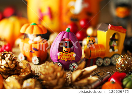 充滿鬼魂的熱鬧萬聖節派對形象 充滿鬼魂的熱鬧萬聖節派對形象 129636775