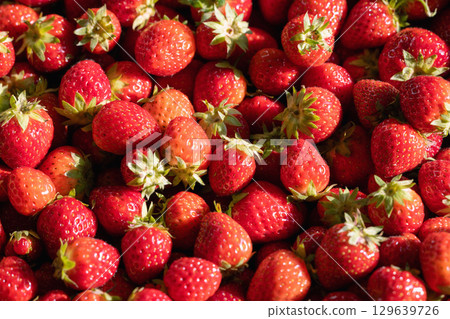 natural fresh strawberries 129639726