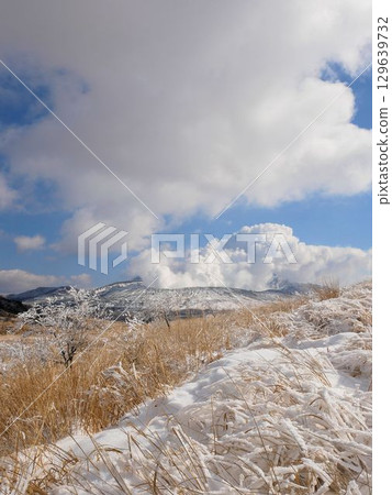 Mount Aso in winter: Snowy scenery of Nakadake (Kumamoto Prefecture) 129639732
