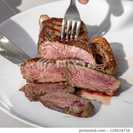 freshly grilled beef steak 129639738