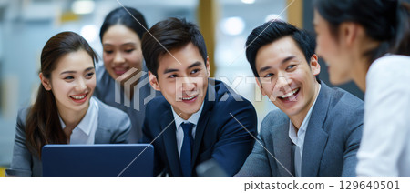 一群帶著微笑的商人正在交談 一群帶著微笑的商人正在交談 129640501