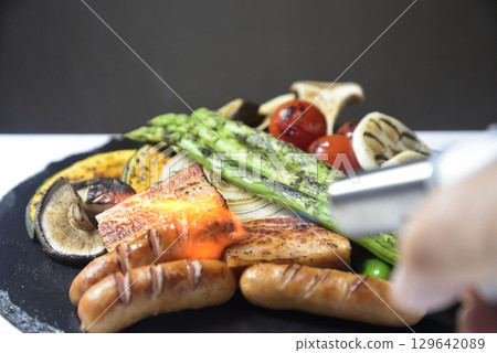 用爐子在盤子上烤食物 129642089