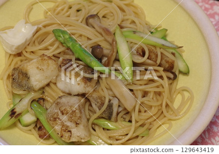 Japanese-style pasta with cod, asparagus and shimeji mushrooms, served with Camembert cheese 129643419