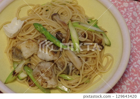 Japanese-style pasta with cod, asparagus and shimeji mushrooms, served with Camembert cheese 129643420