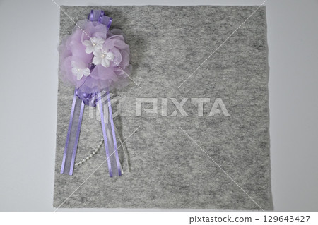 紫色花朵髮飾和灰布 紫色花朵髮飾和灰布 129643427