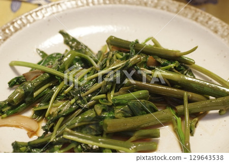 Stir-fried water spinach with garlic 129643538