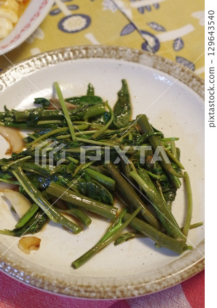 Stir-fried water spinach with garlic 129643540