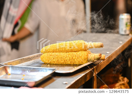 夏季節日攤位圖片：玉米 129643575