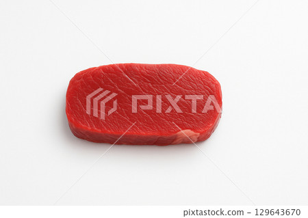 白色背景放置的簡單瘦牛排 白色背景放置的簡單瘦牛排 129643670