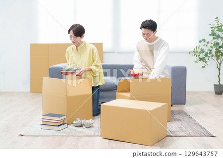 一對年輕夫婦準備搬家 129643757