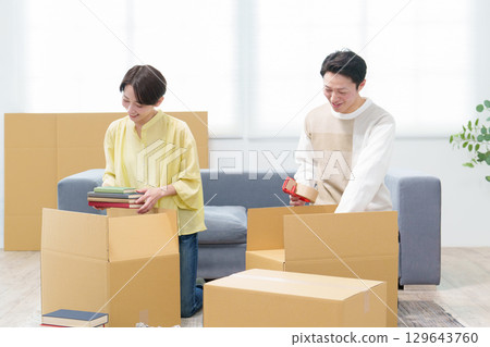 一對年輕夫婦準備搬家 129643760