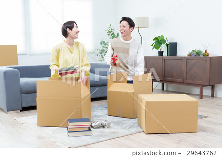 A young couple preparing to move 129643762