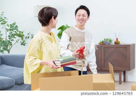一對年輕夫婦準備搬家 129643765