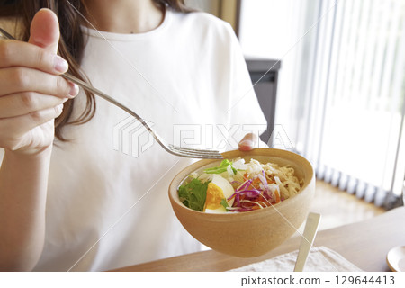女人吃彩色沙拉 女人吃彩色沙拉 129644413