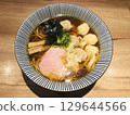 醬油拉麵配餛飩和烤豬肉 129644566