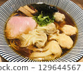醬油拉麵特寫，上面放著餛飩和烤豬肉 129644567