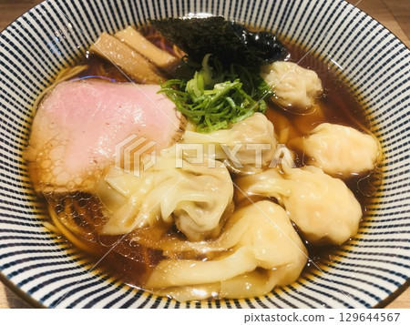 醬油拉麵特寫，上面放著餛飩和烤豬肉 129644567