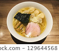 清淡醬油拉麵配餛飩和烤豬肉 129644568