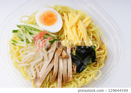 Convenience store chilled Chinese noodles 129644599
